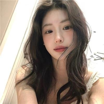 戴流苏耳环的少女